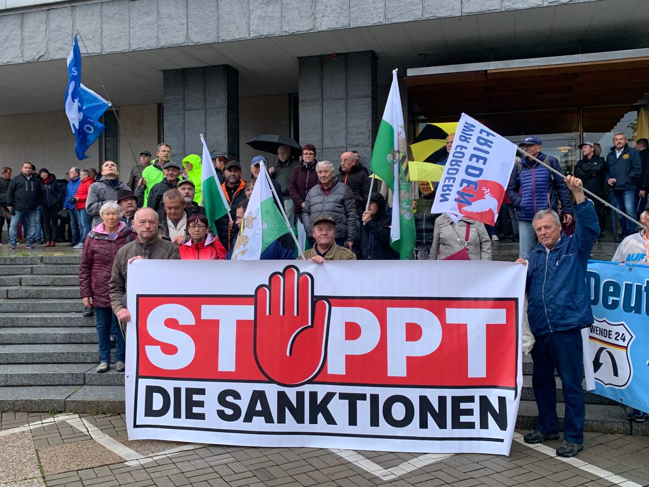 🔥 Die Initiative „Stoppt die Sanktionen“ ist auf die Straße gegangen